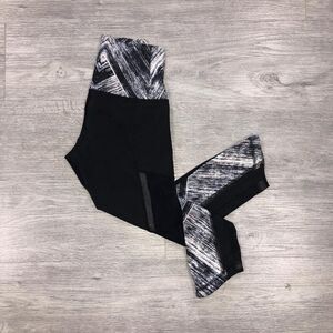 Lululemon Women’s Size 4 Hot To Street Crop Capri Black White Athletica Leggings